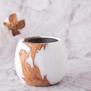Brûleur d'encens artisanal en résine écologique avec incrustations de bois naturel, design côtelé, insert en métal noir, décoratif et aromatique - Product Image 3
