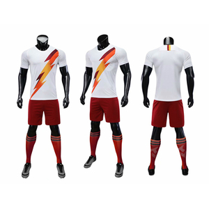 Conjunto de Camiseta de Fútbol Personalizada para Hombre, Diseño de Rayos Rojos sobre Fondo Blanco, 100% Poliéster, Manga Corta, Cuello Redondo, Absorbe la Humedad, Ropa Deportiva para Equipo - Product Image 1