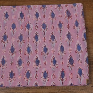 ผ้าฝ้ายพิมพ์ลายดอกไม้สีชมพูฟ้า น้ำหนักเบา 90 GSM สำหรับขายส่ง เหมาะสำหรับทำเสื้อผ้าผู้หญิงและเด็กผู้หญิง - Product Image 4