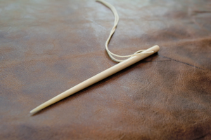 Aguja de coser huesos duradera para artesanos y fabricantes de artesanías naturales - Product Image 3
