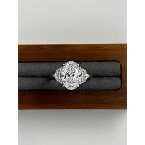 แหวนเพชรเพาะเลี้ยง 3 กะรัต รับรองโดย IGI สี E ความสะอาด VVS1 ประดับเพชรทรงทริลเลียนด้านข้าง 3 เม็ด ทองคำขาว 14K แหวนหมั้น - Product Image 1