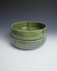 Bol à pâtes en céramique émaillée verte de qualité supérieure, forme large et peu profonde, finition lisse, durable, sans danger pour les aliments, vaisselle élégante pour les maisons modernes - Product Image 1