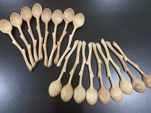 Cuillère à fentes en bois naturel artisanal écologique motif tournesol, ustensile de cuisine extra long pour la maison, les fêtes et les mariages - CARYLN - Product Image 6