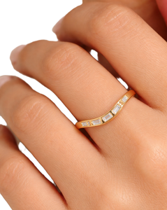 แหวนแต่งงานเพชรทรงบาแกตต์สไตล์อาร์ตเดโค ทองคำแท้ 18K ดีไซน์เรียบหรูโค้งมน แหวนสัญญา แหวนครบรอบสำหรับผู้หญิง - Product Image 5