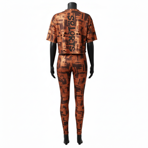 ชุดเสื้อยืดและเลกกิ้งผู้หญิง คุณภาพสูง 190 GSM ผ้าโพลีเอสเตอร์ผสมสแปนเด็กซ์ สีน้ำตาล พิมพ์ลายทั้งตัว พร้อมโลโก้แบบซับลิเมชั่น - Product Image 2