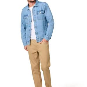 Chaqueta Trucker Clásica Personalizada de Mezclilla Azul Claro al por Mayor con Bolsillos de Solapa de Doble Botón en el Pecho y Cierres de Botón, Fabricante OEM a Granel de EE. UU. - Product Image 4