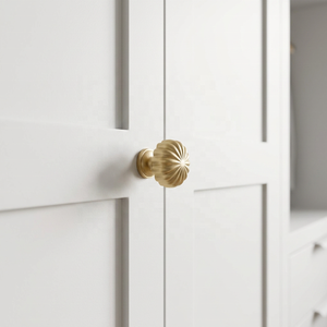 Poignée de meuble moderne en laiton brossé, finition dorée, design floral élégant pour cuisine, avec finition naturelle - Product Image 1