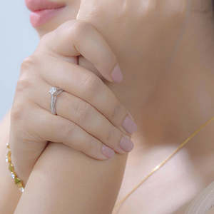 Bague solitaire ronde en moissanite avec double pavé fluide, finition or radiant, argent 925, étincelant sur les côtés, pour femme, mariage - Product Image 1