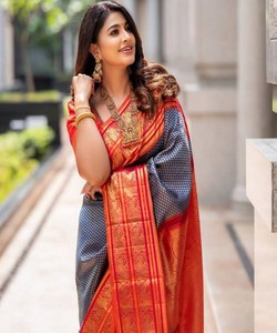 Sari Tradicional Indio de Seda para Mujer, Estilo Banarasi Rojo y Gris con Borde Dorado para Bodas, Largo hasta el Suelo - Product Image 2