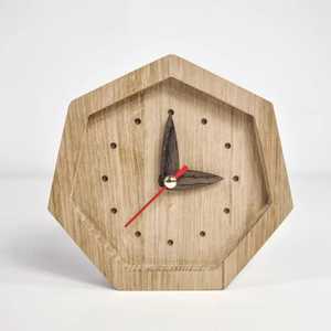Horloge hexagonale en bois minimaliste avec cadran sculpté, aiguilles foncées, seconde aiguille rouge, style artistique contemporain pour la maison et le bureau - Product Image 1