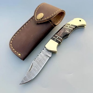 Couteau pliant artisanal en acier Damas de qualité industrielle avec manche en bois et étui en cuir pour le camping en plein air - Product Image 2