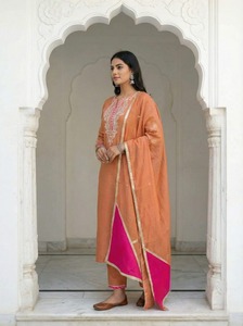 Conjunto de Kurta de Fiesta en Seda con Bordado Gota Peach Mal Chanderi, Corte en A - Product Image 2