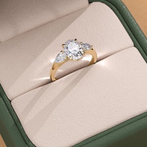 Anillo de Compromiso con Diamante Ovalado de Laboratorio de 2.50ct, con Piedras Laterales en Forma de Pera, Oro Sólido de 14K, Certificado IGI de Lujo - Product Image 5