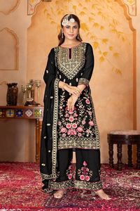 Top de georgette sintético con bordados y lentejuelas, con trabajo manual de espejos reales, pantalón palazzo y dupatta con bordados de lentejuelas. - Product Image 3