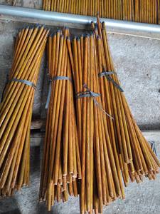 Manches de balai en bois d'eucalyptus couleur naturelle 120 cm diamètre 20-25 mm Qualité première couche Balai en palmier GMEX JSC Fabriqué à Bac Giang - Product Image 3