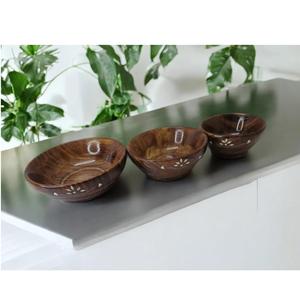 C'est un ensemble de 3 bols de service ronds en bois de sheesham. Les bols présentent un motif blanc sur un fond brun. - Product Image 1