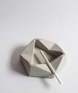 Cendrier sans fumée en aluminium, design industriel moderne, durable, résistant à la chaleur, accessoire de fumeur de table, aspect artisanal haut de gamme - Product Image 2