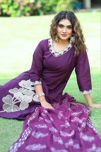 Conjunto de traje con estampado de alta calidad y acabado impecable, combinado con una elegante dupatta para mujeres y niñas. - Product Image 4