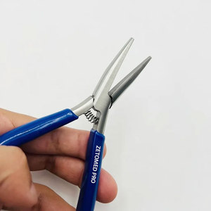 Pince à pointe plate professionnelle de haute qualité en acier inoxydable avec ressort pour extensions de cheveux, logo personnalisé inclus - Product Image 2