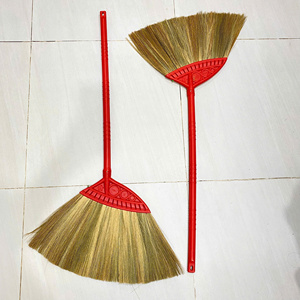 Escoba de hierba natural con mango de plástico |   Cepillo de barrido con cerdas suaves y flexible |   Escoba Ligera y Ecológica para Interiores/Exteriores - Product Image 4