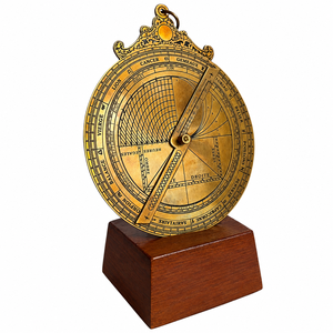 Astrolabio de Latón Vintage con Base de Madera, Instrumento Astronómico Antiguo, Decoración Náutica para Escritorio - Product Image 2