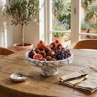 Bol de service en marbre beige veiné, design tendance, base sur pied peu profonde, pour fruits, idéal pour la décoration de table dans les hôtels de luxe et la restauration.