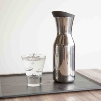 Carafe à eau froide de luxe en acier inoxydable 304 de 1,0 L avec couvercle, en stock pour une utilisation en cuisine