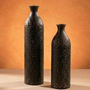 Ensemble de vases à fleurs en métal tressé foncé, texturé moderne, deux pièces, pour la maison et les mariages, décoration unique, fait main, accent de table - Product Image 1