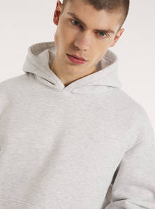 Hoodie ample et élégant au design intemporel, en tissu de coton durable, et à une silhouette oversize confortable. - Product Image 3