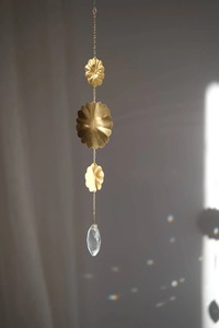 Attrape-soleil en métal et cristal en forme de fleur pour capturer la lumière du soleil, décoration de maison et de jardin, objet suspendu pour fenêtre, cadeau en provenance d'Inde - Product Image 3