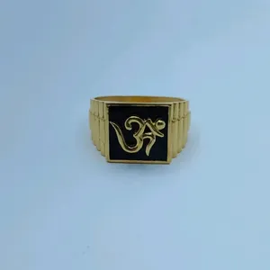 Bague Chevalière Spirituelle en Or 22K avec Symbole Om pour Homme, Émail Noir Carré, Bande Déclaration Spirituelle Religieuse - Product Image 1