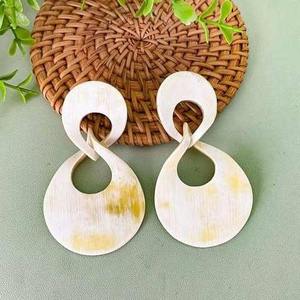 Pendientes de cuerno de búfalo natural hechos a mano, joyería ecológica de moda, accesorios para mujer - Product Image 1