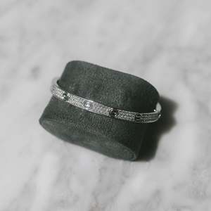 Pulsera de tenis clásica de plata 925 con baño de rodio y diamantes, diseño de tornillo, corte brillante redondo, engaste en canal, unisex, para uso diario - Product Image 1