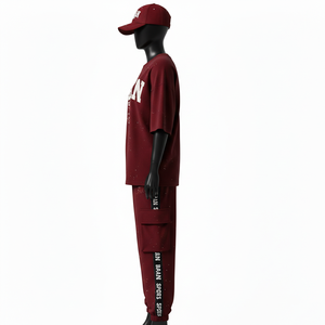 Ensemble deux pièces pour femme en molleton de coton de haute qualité, t-shirt et pantalon cargo à empiècements latéraux couleur bordeaux uni, logo imprimé personnalisé. - Product Image 3