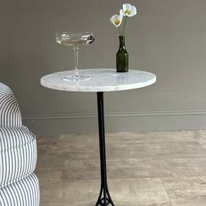 Mesa de Martini Moderna con Tapa de Mármol, Ecológica, Soporte para Cócteles, Base de Trípode de Hierro Forjado, Decoración para Sala de Estar - Product Image 2