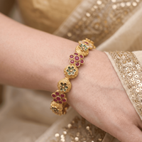 Gelang Cantik Berlapis Emas Tradisional dengan Pola Bunga Meenakari, Batu Merah Ruby dan Putih, untuk Pakaian Pernikahan Wanita