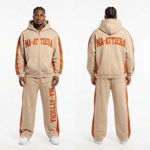 Ensemble survêtement streetwear pour homme, beige et orange, avec sweat à capuche zippé et pantalon large, panneau latéral contrastant et détails cloutés, personnalisable OEM ODM - Product Image 1