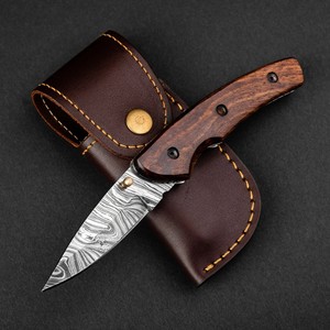 Cuchillo de bolsillo plegable de acero de Damasco hecho a mano, con hoja de 7.5 pulgadas, borde serrado, mango de madera y punta de cuchillo tipo Drop Point, ODM/OEM. - Product Image 1