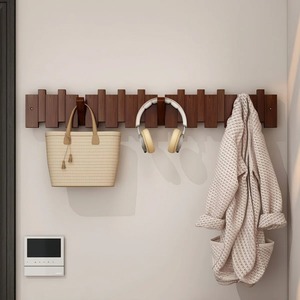 Porte-manteau mural minimaliste en bois avec plusieurs crochets pour ranger manteaux, sacs et écouteurs - Product Image 5