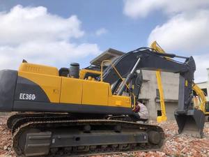 Reliable Pre-Owned 3 Ton Crawler Digger with Front Dozer Blade and High Torque Engine for Efficient Foundation Work - Product Image 2