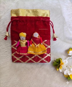 Bolso Potli de terciopelo Rajasthani con diseño de pareja de marionetas - Product Image 3