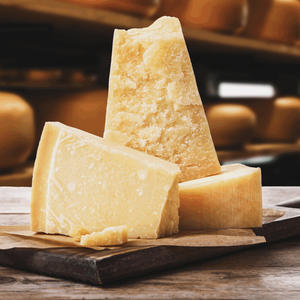 Fromage Parmigiano de haute qualité, fromage laitier naturel vieilli pour la vente en gros, au détail et la restauration - Product Image 4