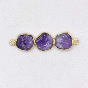 Connecteur à trois pierres en améthyste |   Charme en pierre précieuse violette sertie dans un cadre |   Bijoux Délicats Link - Product Image 1