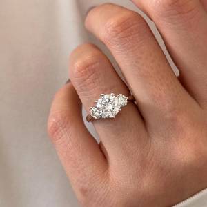 Bague à trois pierres en diamant de laboratoire rond de 2 carats E VVS2, bague trilogie de 2,5 carats au total en or blanc 14 carats, bague triade, certifiée IGI - Product Image 1