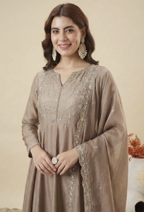 Ensemble Salwar Kameez Traditionnel pour Enfants KV en Mélange de Soie, Kurta, Pantalon et Dupatta pour Fêtes - Product Image 1