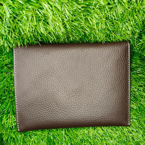 Portefeuille enveloppe en cuir marron uni sophistiqué pour homme, design minimaliste à double pli avec coutures durables et bouton-pression sécurisé - Product Image 2