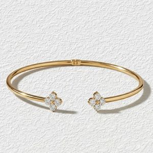 กำไลข้อมือทองคำ 14K ประดับเพชรลายดอกไม้แบบเปิด - Product Image 1