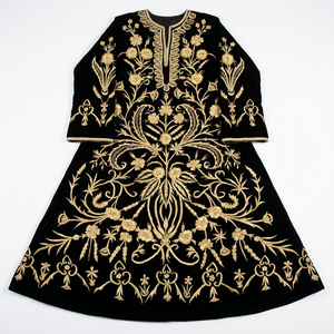 Chasuble liturgique en velours noir avec broderie florale dorée et manches trois quarts - Product Image 1
