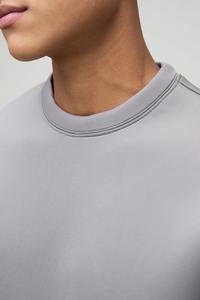 Sudadera Gris de Cuello Redondo para Hombre con Logotipo Personalizado, Corte Regular, Estampado Frontal, Ropa Casual de Otoño, 100% Algodón Tejido - Product Image 5