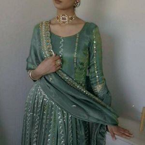 Robe Anarkali brodée verte pour femmes, robe de fête traditionnelle à manches longues pour mariage - Product Image 1